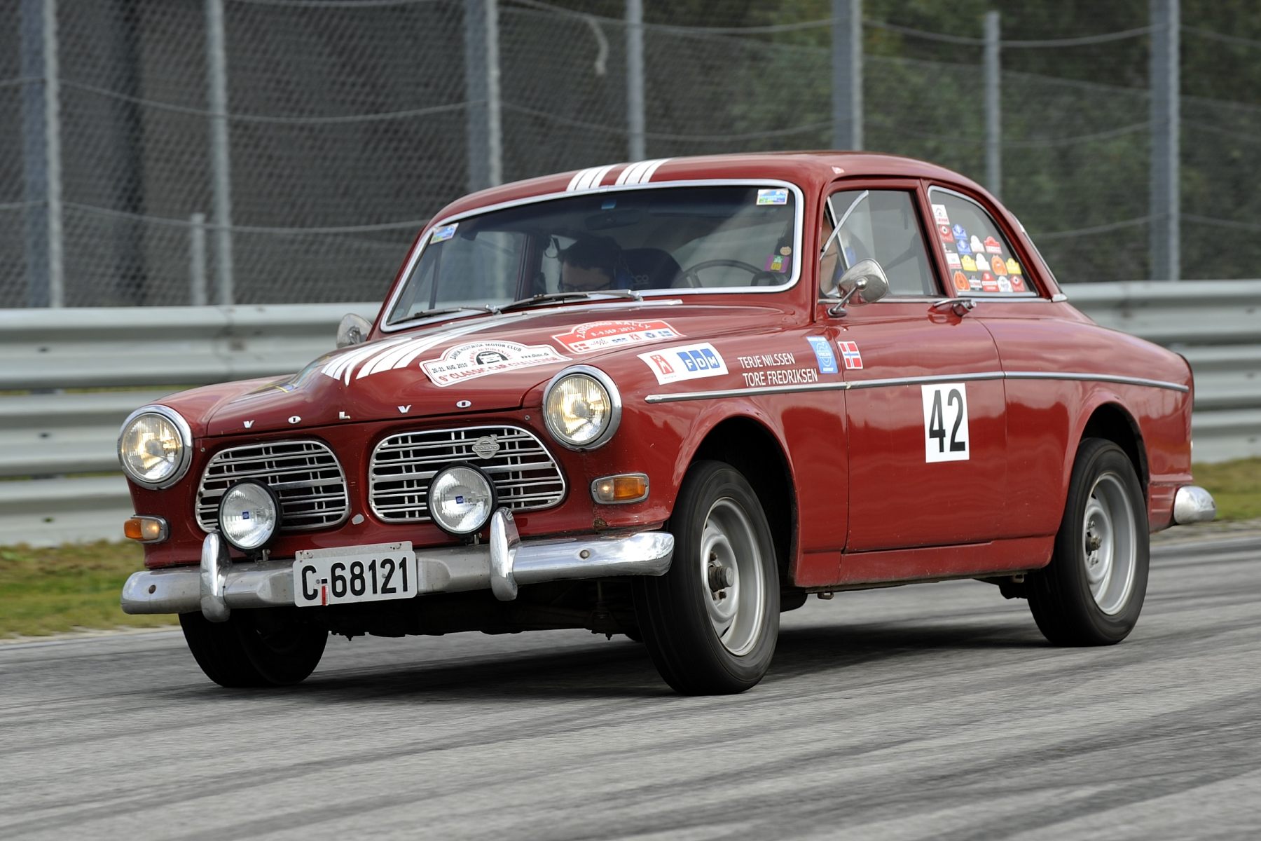 Med deres 44 år gamle Volvo 121 Amazon forsvarede nordmændene Terje Nilssen og Tore Fredriksen deres føring fra den lørdagens danske etape helt frem til mål søndag eftermiddag på Sturup Raceway i Skåne.
(Foto: Michael Eisenberg)